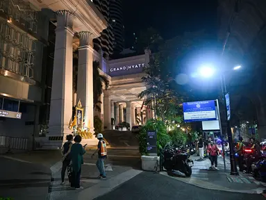 Pemandangan umum jalan setelah insiden penemuan enam jasad di sebuah hotel di Bangkok, TThailand, Selasa (16/7/2024). (Lillian SUWANRUMPHA / AFP)