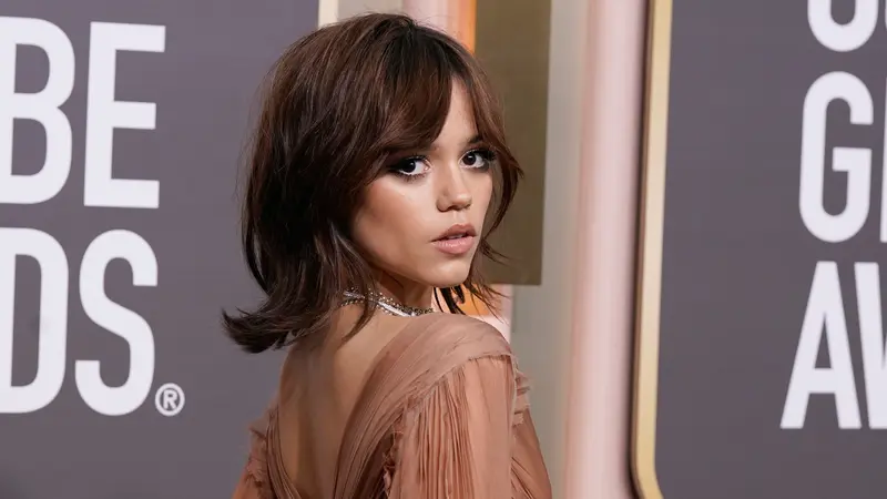 Jenna Ortega Curi Perhatian di Golden Globe Awards 2023