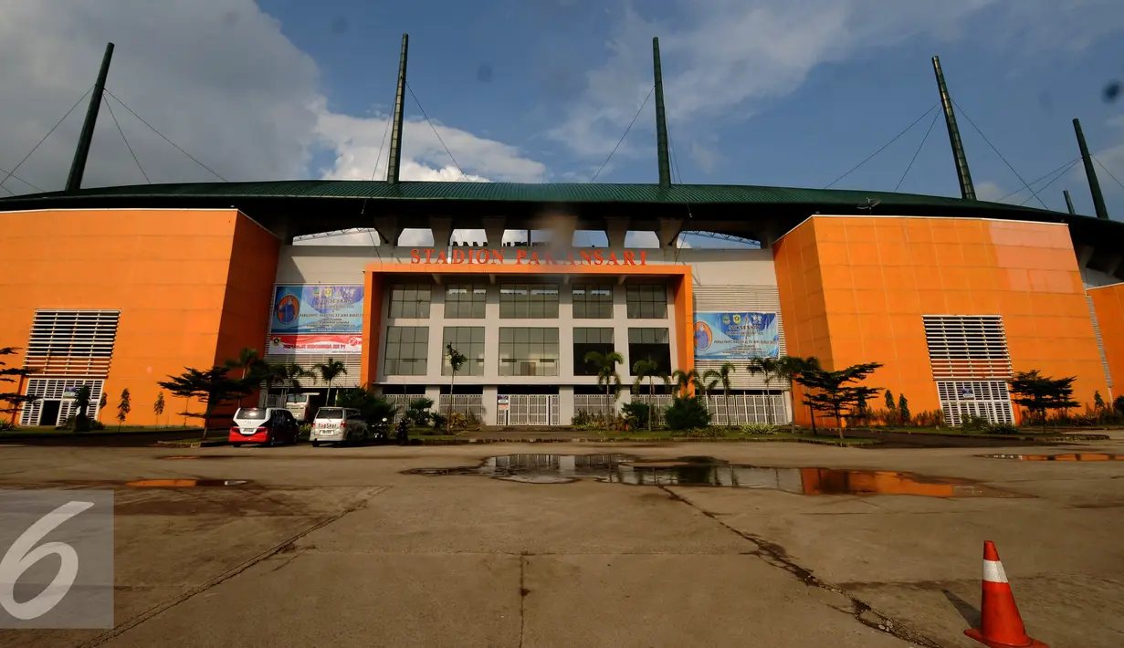 Tampilan depan Stadion Pakansari, Kabupaten Bogor, Selasa (9/8). Rencananya, stadion ini akan digunakan untuk perhelatan Pekan Olahraga Nasional (PON) 2016, September mendatang. (Liputan6.com/Helmi Fithriansyah)