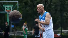 Li Chunfu (92) bermain bola basket di Jinan, Provinsi Shandong, China, Rabu (5/8/2020). Sebagai anggota tertua Tim Bola Basket Lansia Jinan yang didirikan pada 2012, Li Chunfu telah bermain bola basket dalam rutinitas hariannya sejak 1949. (Xinhua/Wang Kai)