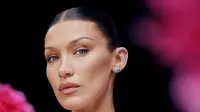Aura Berkelas Bella Hadid Jadi Model Perhiasan Berlian Mewah
