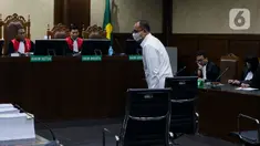 Terdakwa kasus gratifikasi dan tindak pidana pencucian uang (TPPU) Rafael Alun Trisambodo saat menjalani sidang tuntutan di Pengadilan Tipikor, Jakarta, Senin (11/12/2023). (Liputan6.com/Herman Zakharia)