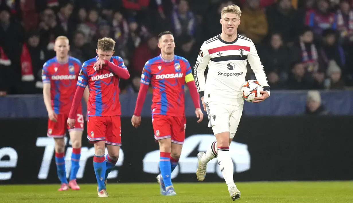 Pemain Manchester United, Rasmus Hojlund (kanan) melakukan selebrasi setelah mencetak gol ke gawang Viktor Plzen pada laga lanjutan Liga Europa 2024/2025 di Doosan Arena, Plzen, Republik Ceska, Jumat (13/12/2024). (AP Photo/Petr David Josek)