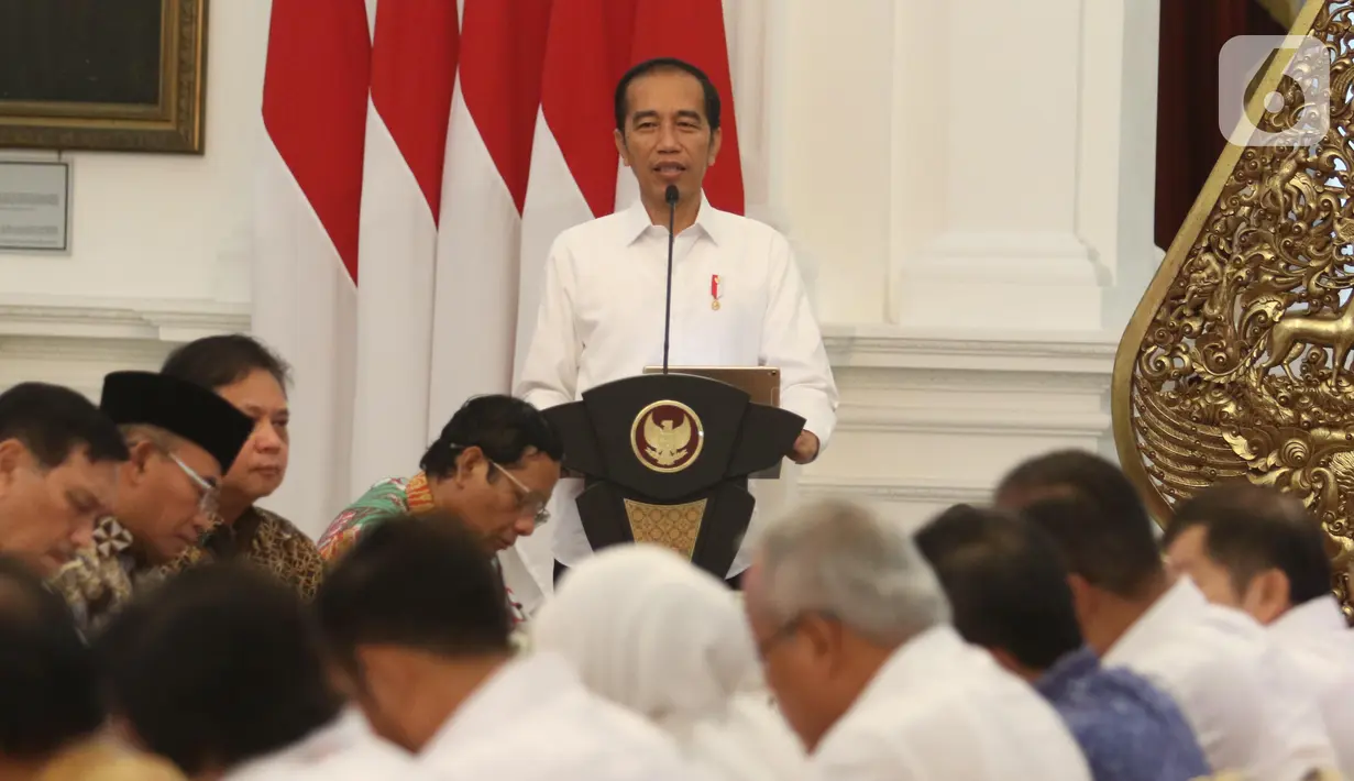 Presiden Joko Widodo saat memimpin rapat kabinet paripurna di Istana Merdeka, Jakarta, Kamis (24/10/2019). Dalam rapat kabinet paripurna perdana tersebut  mendengarkan arahan Presiden dan membahas anggaran pendapatan dan  belanja negara tahun 2020. (Liputan6.com/Angga Yuniar)