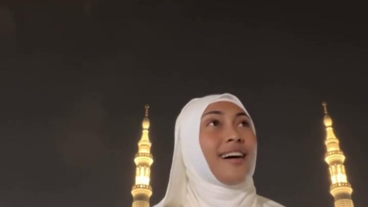 Momen Novia Bachmid Nyanyi di Masjid Nabawi, Tuai Pro Konta