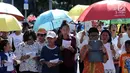 Jemaat GKI Yasmin dan HKBP Filadelfia berdoa pada misa Natal 2017 di Silang Barat Laut atau seberang Istana Merdeka, Jakarta, Senin (25/12). Kebaktian dilangsungkan sebagai bentuk protes terhadap hak kebebasan beribadah. (Liputan6.com/Helmi Fithriansyah)