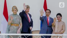 Presiden Joko Widodo (kedua kanan) didampingi Ibu Negara Iriana dan Raja Belanda Willem-Alexander (kedua kiri) didampingi Ratu Maxima Zorreguieta Cerruti  melambaikan tangan saat kunjungan kenegaraan di beranda Istana Bogor, Selasa (10/3/2020). (Liputan6.com/Faizal Fanani)