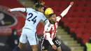 Bek Chelsea, Reece James (kiri) berebut bola udara dengan pemain Sheffield United, Max Lowe pada pertandingan lanjutan Liga Inggris di stadion Bramall Lane, Inggris, Senin (8/2/2021). Chelsea menang tipis atas Sheffield United 2-1. (Clive Mason/ Pool via AP)