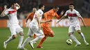 Gelandang Belanda, Ibrahim Afellay berusaha melewati tiga pemain turki saat kualifikasi Piala Eropa 2016 di Amsterdam Arena, Minggu (29/3/2015). Belanda bermain imbang 1-1 melawan turki. (AFP PHOTO/John Thys)