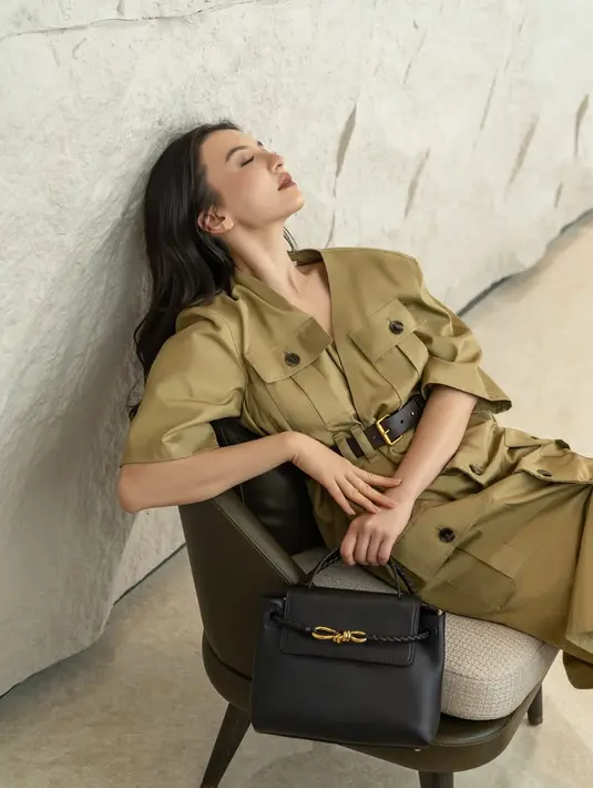 Tak hanya belt, Raline Shah nampak jinjing handbag terbaru dari Bottega Veneta. Diketahui tas tersebut adalah Small Ciao Ciao dari Bottega Veneta yang dibanderol dengan harga Rp78jutaan [@ralineshah]