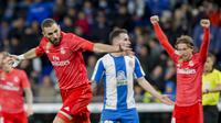 Striker Real Madrid, Karim Benzema, merayakan gol ke gawang Espanyol dalam laga lanjutan La Liga di Stadion Cornellà-El Prat, Barcelona, Senin (28/1/2019) dini hari WIB. (AP Photo/Joan Monfort)