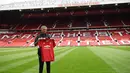 ose Mourinho berfoto dengan jersey Manchester United saat perkenalan di Stadion Old Trafford, Manchester, (5/7/2016). (AFP/Oli Scarff)