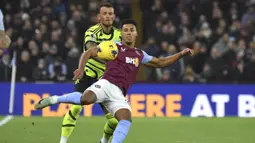 Striker Aston Villa, Ollie Watkins (depan) melepaskan tendangan di depan bek Arsenal, Ben White pada laga pekan ke-16 Liga Inggris 2023/2024 di Villa Park, Birmingham, Minggu (10/12/2023) dini hari WIB. (AP Photo/Rui Vieira)