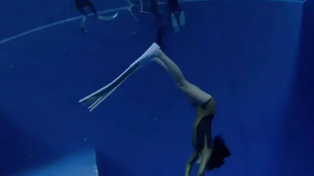 Potret Prilly Latuconsina asyik free diving (credit: https://www.instagram.com/prillylatuconsina96/).