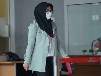 Ketua Unit Layanan Pengadaan Bakamla, Leni Marlena usai menjalani pemeriksaan oleh penyidik terkait kasus pengadaan perangkat transportasi informasi terintegrasi atau "Backbone Coastal Surveillance System" pada Bakamla RI Tahun 2016 di KPK, Jakarta, Kamis (11/6/2020). (merdeka.com/Dwi Narwoko)