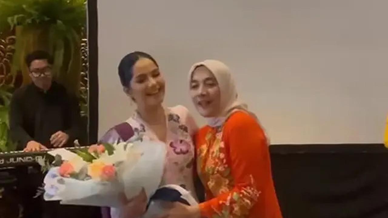 6 Gaya Khas Ibu Pejabat Annisa Pohan Perpisahan dengan IKAWATI ATR/BPN, Tampil Cantik Kenakan Kebaya Floral dan Heels Rp16 Jutaan