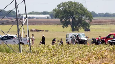 Bingkai parsial dari balon udara yang terbakar terlihat di areal padang rumput sementara penyidik melakukan penyisiran di lokasi jatuhnya balon udara tersebut, di Maxwell, wilayah Texas, Sabtu (30/7). (Ralph Barrera/Austin American-Statesman/via REUTERS)