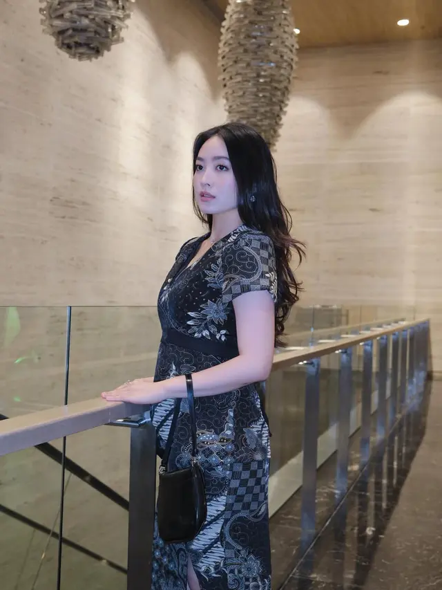 Gaya Elegan Semi Formal Natasha Wilona Saat Kondangan, Elegan dengan Setelan Batik Rp 2 Jutaan