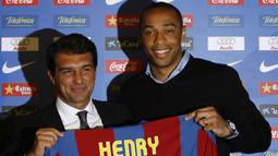 Pada 25 Juni 2007 Thierry Henry resmi dikontrak Barcelona dengan nilai transfer 24 juta euro dalam durasi kontrak selama 4 tahun. Total 3 musim memperkuat Barcelona hingga akhir musim 2009/2010 ia tampil dalam 121 laga dengan torehan 49 gol dan 27 assist. (AFP/Lluis Gene)