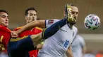 Striker Kosovo, Vedat Muriqi (kanan) berebut bola dengan gelandang Spanyol, Eric Garcia dalam laga lanjutan Kualifikasi Piala Dunia 2022 Zona Eropa Grup B di La Cartuja Stadium, Sevilla, Rabu (31/3/2021). Kosovo kalah 1-3 dari Spanyol. (AP/Miguel Angel Morenatti)