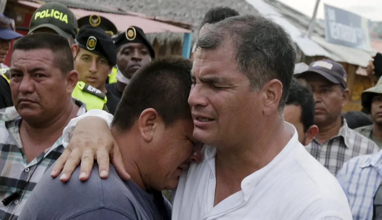 Presiden Ekuador Rafael Correa (kanan) memeluk seorang warga saat mengunjungi lokasi gempa di kota Canoa, Ekuador, 18 April 2016. Dalam kesempatan tersebut, Rafael berbincang dengan warga yang menjadi korban gempa berkekuatan 7,8 SR (REUTERS/Henry Romero)
