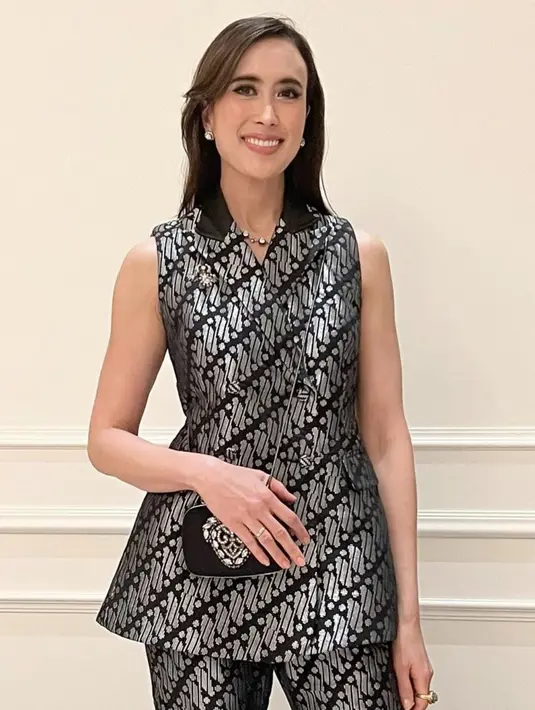 Pesona batik juga bisa tampil modern dengan siluet kekinian. One set batik Parang hadirkan gaya chic dan sophisticated. [Foto: Instagram/ Widi Wardhana]