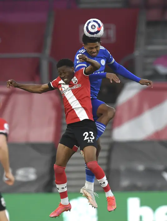 Gelandang Southampton, Nathan Tella berebut bola dengan bek Leicester City, Wesley Fofana dalam laga pekan ke-34 Liga Inggris  di St Mary's Stadium, Sabtu (1/5/2021) dini hari WIB. Laga Southampton vs Leicester City berakhir dengan skor imbang 1-1. (Neil Hall/Pool via AP)