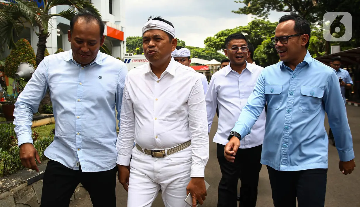 Gubernur Jawa Barat terpilih, Dedi Mulyadi terlihat hadir untuk melakukan registrasi pelantikan dan pemeriksaan kesehatan di Kantor Kementerian Dalam Negeri (Kemendagri), Jakarta, Minggu (16/2/2025). (Liputan6.com/Angga Yuniar)