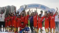 Para pemain SSB Salfas Soccer merayakan gelar juara Danone Nations Cup 2016 yang mereka raih di Stadion Soemantri Brodjonegoro, Jakarta, Minggu (24/7/2016). (Bola.com/Gerry Anugrah Putra)