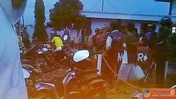 Citizen6, Bengkulu: Antrean panjang di POM Bensin yang berada di Bengkulu Utara, Kecamatan Hijau, Desa K-4. (Pengirim: Yudha)