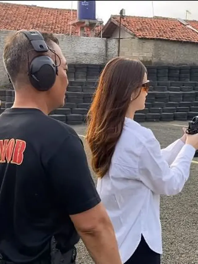 Harliafa Princi Putri Ferry Maryadi latihan menembak (Instagram/kangferrymaryadi)