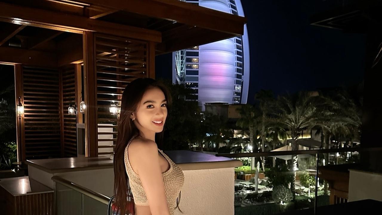 Berpose di Sekitar Burj Al Arab