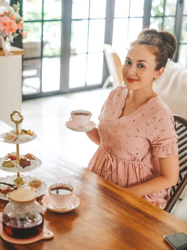 6 Momen Virtual Baby Shower Rianti Cartwright dengan Tema Tea Party