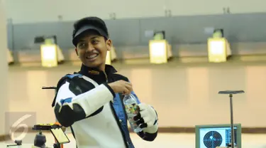 Petembak Junior Indonesia, Fathur Gustafian tersenyum usai memastikan tempat kedua Final 10m Air Rifle Men Junior Kejuaraan Menembak ASEAN di Jakarta, Selasa (24/11/2015). Fathur kalah 2.8 poin dari petembak Singapura. (Liputan6.com/Helmi Fithriansyah)