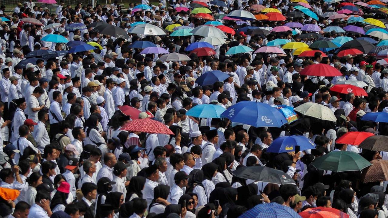 Ribuan petugas Kelompok Penyelenggara Pemungutan Suara (KPPS) se-kecamatan Palmerah untuk Pemilihan Umum 2024 serentak menjalani pelantikan di Palmerah, Jakarta Barat, Kamis (25/1/2024).<br>(Foto liputan6..com / Angga Yuniar)<br>