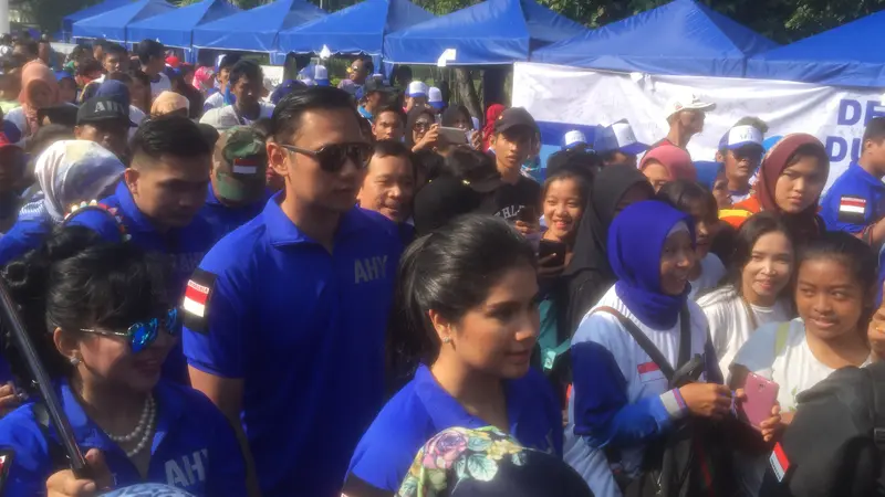 Agus Yudhoyono bersama istrinya Annisa Pohan mengikuti jalan sehat.