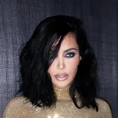 Kim Kardashian mengingatkan gayanya di 2016 saat hadir di after party Oscars 2026. [@kimkardashian]