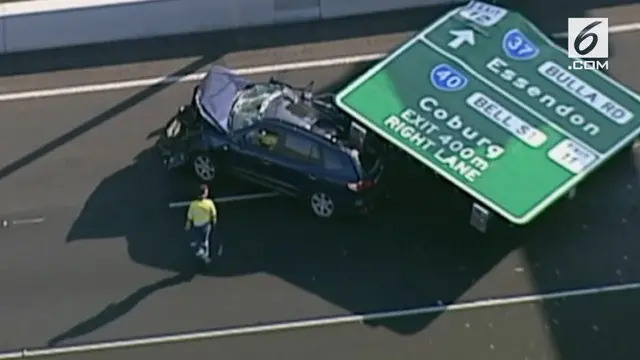 Sebuah kejadian nahas menimpa sebuah mobil di Australia. Mobil tersebut tertimpa sign board besar di tengah jalan tol.