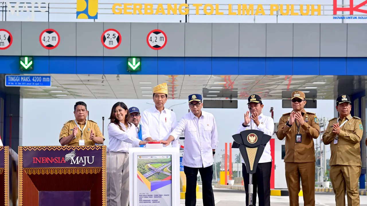 Presiden Joko Widodo (Jokowi) saat meresmikan sejumlah ruas tol di Provinsi Sumatera Utara, Rabu (7/2/2024).