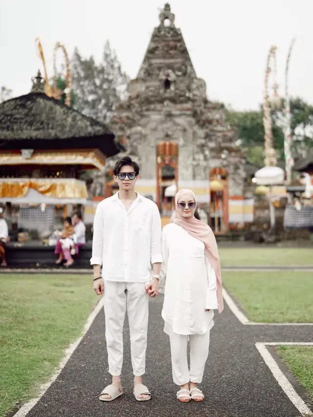 6 Potret Dinda Hauw dan Rey Mbayang Pakai Baju Senada saat Liburan, Makin Romantis