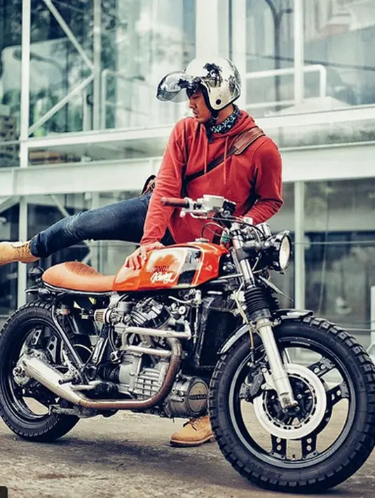 Menurut Uus, para personil grup musik Project Pop memiliki karakter yang sampai masuk ke dalam lirik lagu dan pembagian nyanyi, sehingga ia seringkali  menebak pemilik suara di lagu-lagu  Project Pop itu. (Instagram/uusloser)