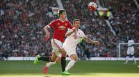 Mateo Darmian berebut bola dengan Dany Ings (Reuters / Phil Noble)