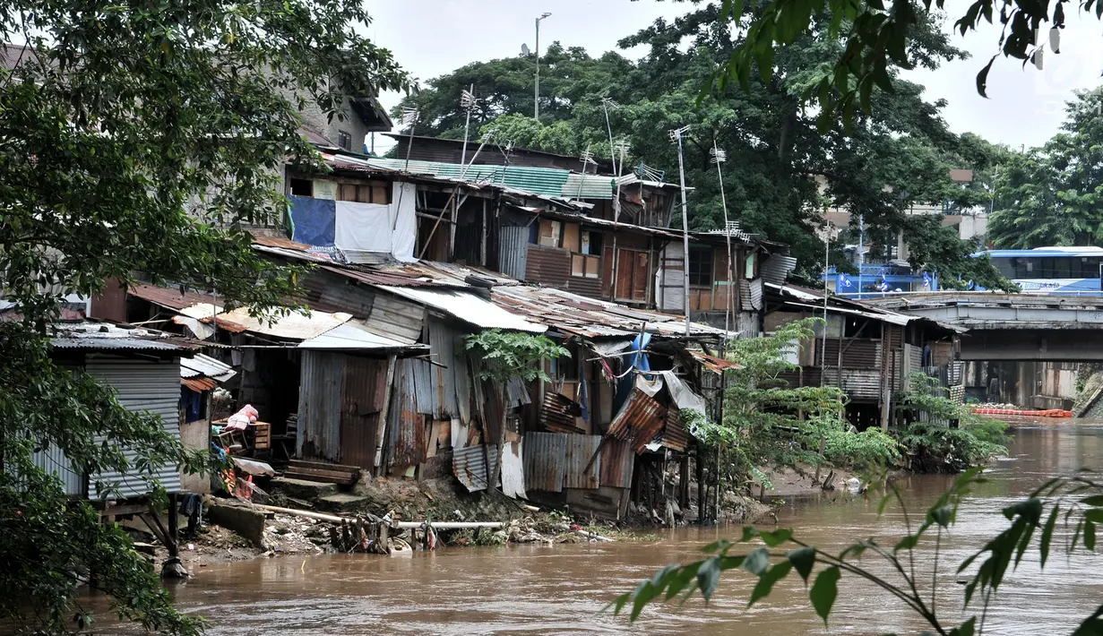 Suasana permukiman di bantaran Kali Ciliwung, Jakarta, Minggu (3/3). Bencana banjir kiriman masih menjadi ancaman warga yang tinggal di bantaran Kali Ciliwung, terlebih saat hujan deras terus mengguyur kawasan hulu di Bogor. (merdeka.com/Iqbal S. Nugroho)