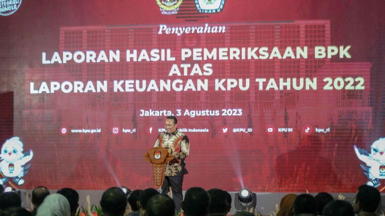 Anggota I BPK Nyoman Adi Suryadnyana saat menyampaikan sambutannya terkait penyerahan laporan hasil pemeriksaan BPK terhadap KPU. Ia mengatakan dari hasil pemeriksaan BPK terhadap laporan keuangan KPU dinyatakan wajar tanpa pengecualian.