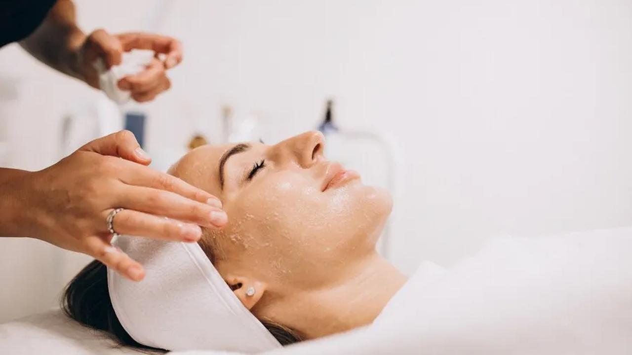 Selain itu, vitamin C juga mendukung pembentukan kolagen, yang menjaga kekencangan dan elastisitas kulit.