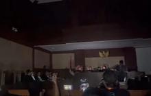 Detik-Detik Listrik Padam di Ruang Sidang saat Nadiem Bacakan Pleidoi