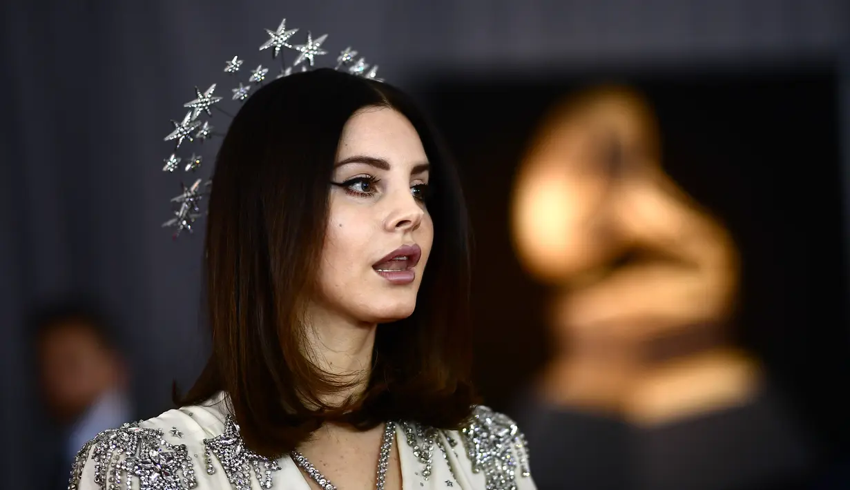 Tak hanya itu, Michael pun teah menguntit Lanna setelah pelantun lagu Video Games tersebut konser di Amway Center di Orlando pada Jumat malam. (JEWEL SAMAD / AFP)