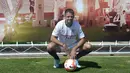 Penyerang baru Sevilla, Javier Hernandez 'Chicharito' berpose dengan jersey klub barunya selama presentasi resminya di Sport City of Sevilla (2/9/2019). Eks penyerang Manchester United dan Real Madrid ini digaet Sevilla dengan mahar yang dikabarkan mencapai 8 juta euro. (AFP Photo/Cristina Quicler)