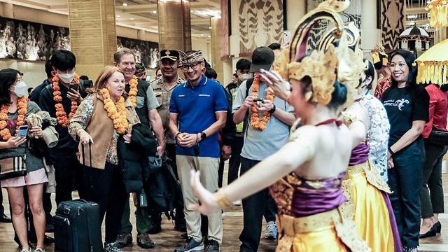 Menparekraf Sandiaga Uno Sambut Wisman Pertama Tahun Ini, Bali Ditargetkan Dikunjungi 4 Juta Wisman pada 2023