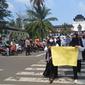 Puluhan guru honorer menggelar aksi Catwalk untuk mempertanyakan kejelasan status dan nasib mereka di Jalan Diponegoro, depan Gedung Sate, Kota Bandung, Senin, 25 Juli 2022. Dikdik Ripladi/Liputan6.com